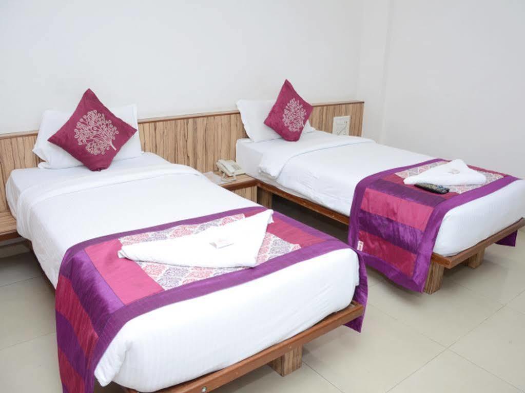 Oyo 24197 Saptaruchi Hotel Pimpri-Chinchwad Exterior photo